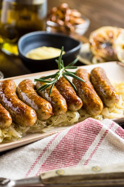 Saucisses grillées juteuses avec salade de chou, moutarde et bière — Photo