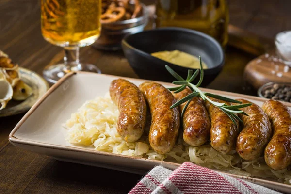 Hausgemachte Schweinswürste mit Kohl, Senf und Bier — Stockfoto