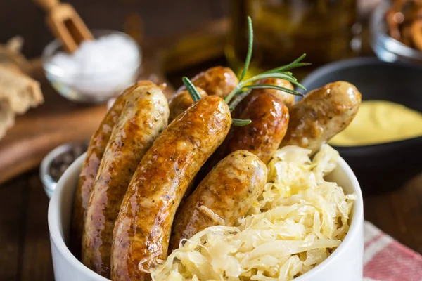 Saucisses grillées traditionnelles avec salade de chou, moutarde et abeille — Photo