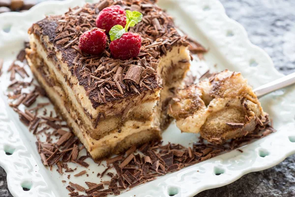 Bolo Tiramisu de sobremesa com chocolate ralado, framboesa e hortelã — Fotografia de Stock