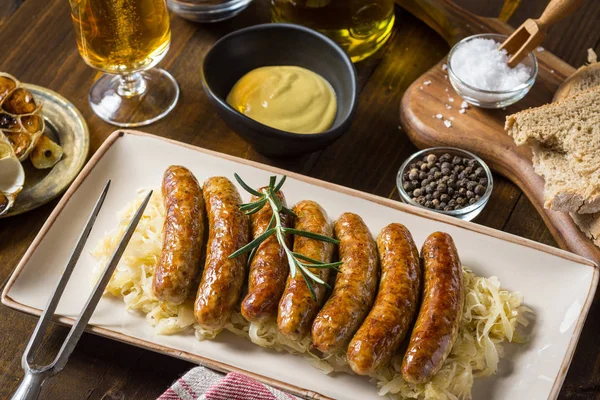 Saucisses de porc maison au chou, moutarde et bière — Photo