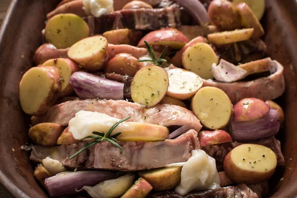 Costeletas de lombo de cordeiro e legumes preparados para assar. Espaço de cópia — Fotografia de Stock