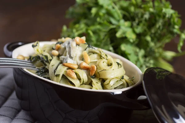 Taze Tagliatelle mantarlı ıspanak, çam fıstığı ve Gorgonz hazırlanan