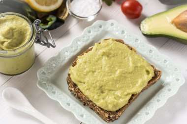 Taze avokado yayılmış Guacamole sağlıklı kahvaltı gıda kavram olarak