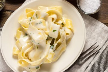 Fettuccine makarna plaka kremalı Alfredo sos ile