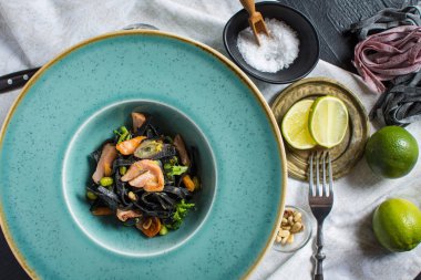 Siyah makarna spagetti Squid mürekkep somon ve sebzeler ile gelen
