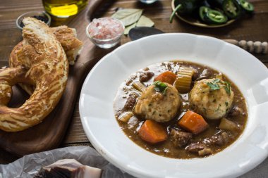 Geyik eti ve domuz pastırması soğan köfte ile güveç