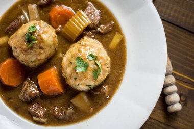 Geyik eti ve domuz pastırması soğan köfte ile güveç