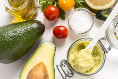 Vegan ham ve sağlıklı gıda kavramı. Ev yapımı avokado yayılmış Guacamole kavanoz içinde.