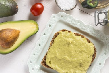 Taze avokado yayılmış Guacamole sağlıklı kahvaltı gıda kavram olarak