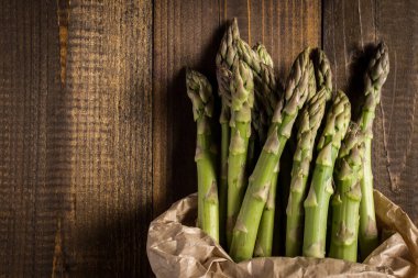 Kopya alanı ahşap zemin üzerine yeşil kuşkonmaz