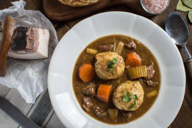 Geyik eti ve domuz pastırması soğan köfte ile güveç