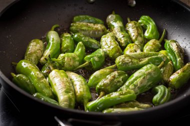 Padron hazırlık tavada yeşil biber