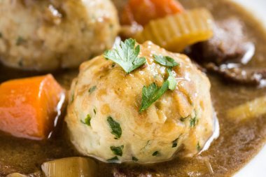 Geyik eti ve domuz pastırması soğan köfte ile güveç