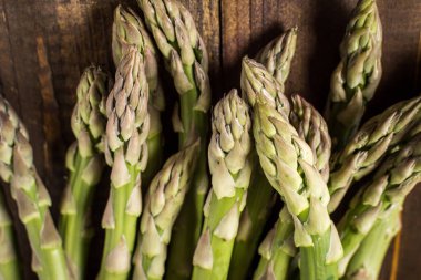 Juta çanta beyaz tahta masada yeşil kuşkonmaz