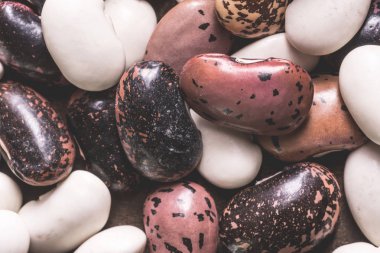 Koyu ahşap arka plan üzerinde çiğ renkli fasulye