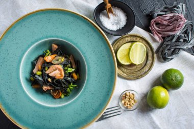 Siyah makarna spagetti Squid mürekkep somon ve sebzeler ile gelen