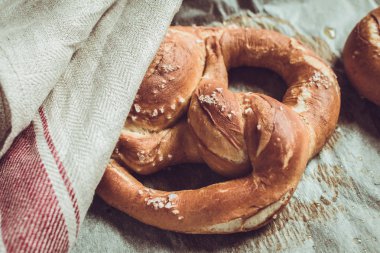 Rustik bak simit fırın tepsisine üzerinde