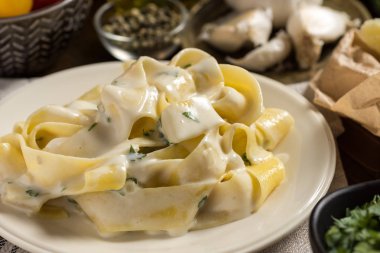 Fettuccine makarna plaka kremalı Alfredo sos ile