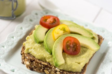Sağlıklı kahvaltı taze avokado ile Guacamole dilim ekmek üzerine yayılmış