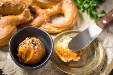 Ev yapımı domuzum yağ ile taze Bavyera simit yaymak