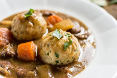 Geyik eti ve domuz pastırması soğan köfte ile güveç