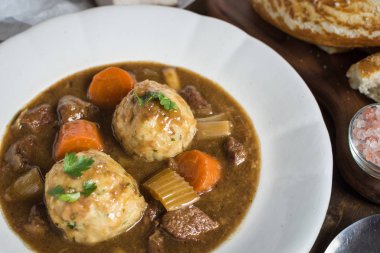 Geyik eti ve domuz pastırması soğan köfte ile güveç