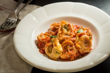 Tortellini ev yapımı domates sosu ve Mozzarella peyniri ile