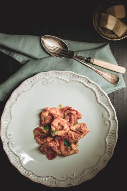 Tortellini domates sosu ve rustik plaka üzerinde Mozzarella peyniri ile