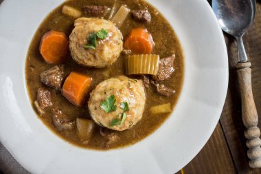 Geyik eti ve domuz pastırması soğan köfte ile güveç