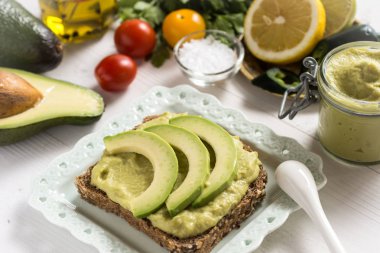 Taze avokado yayılmış Guacamole sağlıklı kahvaltı gıda kavram olarak