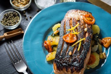 Gevrek deri ile mavi tabak sebze somon ızgara