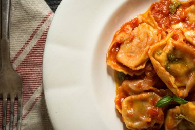 Tortellini ev yapımı domates sosu ve Mozzarella peyniri ile