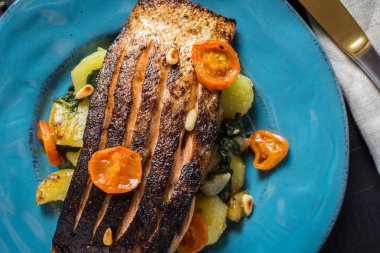 Gevrek deri ile mavi tabak sebze somon ızgara