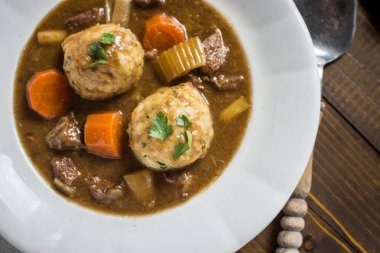 Geyik eti ve domuz pastırması soğan köfte ile güveç