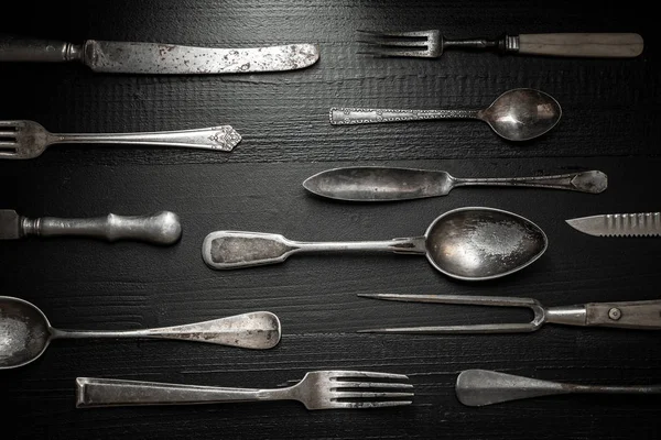 Eski Rustik Çatal Bıçak Takımı Koyu Ahşap Zemin Üzerinde Mutfak — Stok fotoğraf