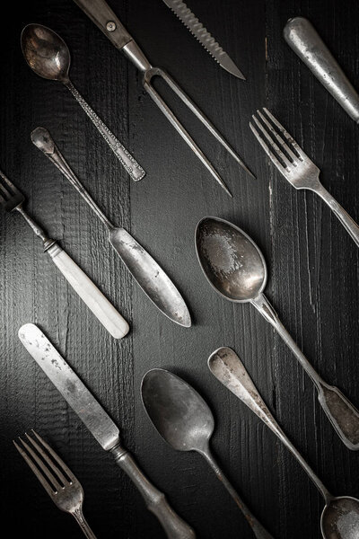 Старый сельский столовые приборы на темно-деревянном фоне. Концепция кухни и питания
.