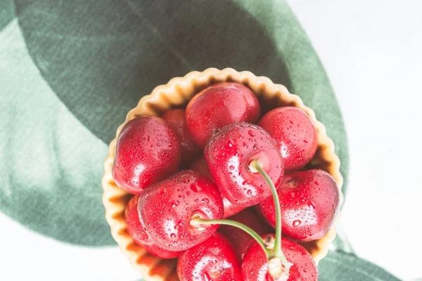 Cerezas Frescas Mojadas Salpicadas Por Agua Tazón — Foto de Stock