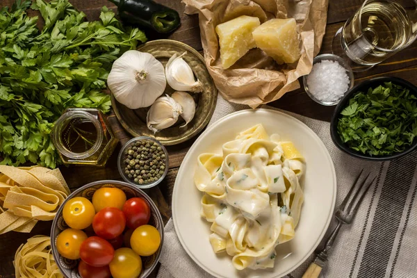 Fettuccine makarna plaka kremalı Alfredo sos ile