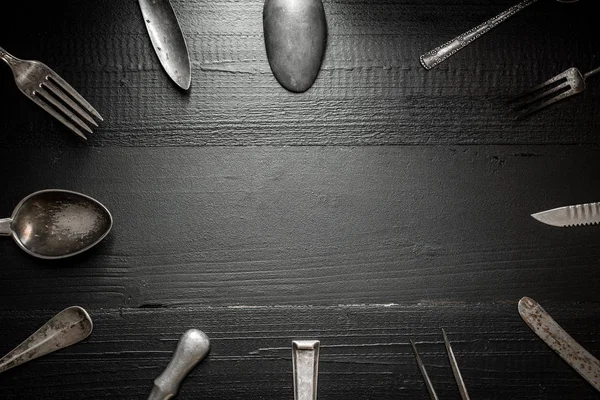 Ρουστίκ Ασημικά Σκούρο Φόντο Ξύλινη Κουζίνα Και Εστιατόριο Έννοια — Φωτογραφία Αρχείου