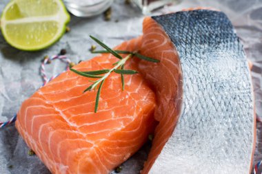 Taze çiğ somon fileto ve yemek pişirmek için malzemeler. Sağlıklı Foo