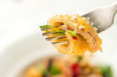 Fried Squids kalamar, biber ve nane yaprakları beyaz plaka üzerinde