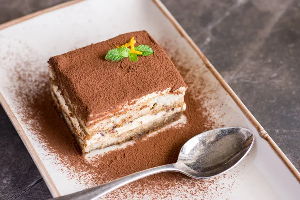 Bolo Tiramisu Sobremesa tradicional italiana com queijo Mascarpone — Fotografia de Stock