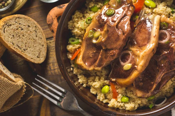 Costeletas Lombo Cordeiro Torrado Com Couscous Soja Prato Argila Rústica — Fotografia de Stock