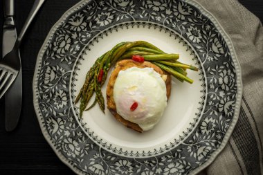 Haşlanmış yumurta, yeşil kuşkonmaz ve pul biber ile ekmek. Sağlıklı kahvaltı konsepti.