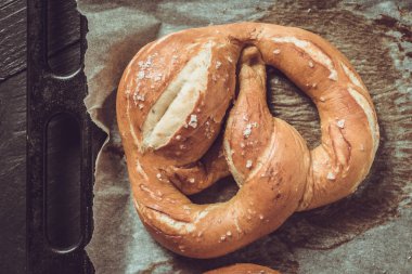 Ev yapımı taze simit sac pişirme üzerinde. Rustik bak.