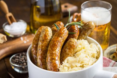 Geleneksel Alman sosisleri lahana salatası, hardal ve bira ile