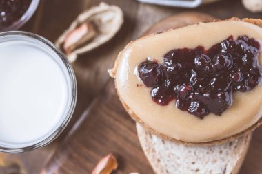 Fıstık ezmesi ve jöle sandviç rustik ahşap kesme tahtası üzerinde