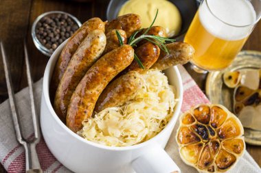 Geleneksel Alman sosisleri lahana salatası, hardal ve bira ile