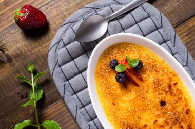 Creme Brulee tatlı çilek, yaban mersini ve taze nane L